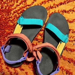 Teva color block Velcro sandals men’s size 9 women’s size 10-10.5